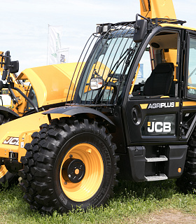 JCB впервые представила в России телескопический погрузчик Loadall нового поколения для аграриев